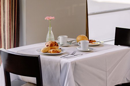 set table with roll, coffee,... 